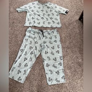 Mickey Mouse pajamas 2X new! Pockets